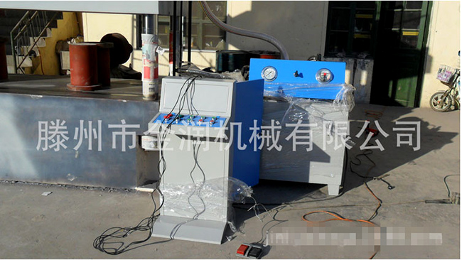 四柱液压机现场图